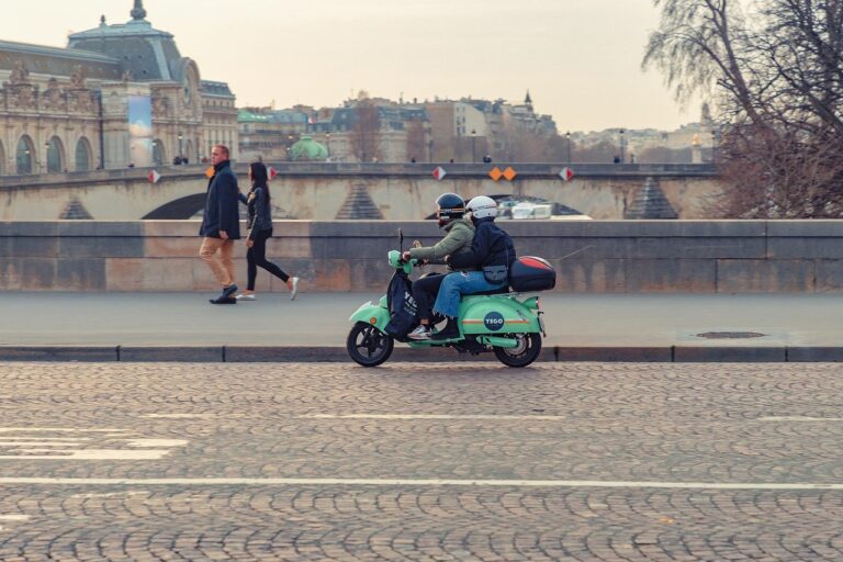 Un scooter de location dans les rues de paris